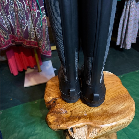 Burberry Black and Gray Winter Boots for Rainy Days - Picture 4 of 9